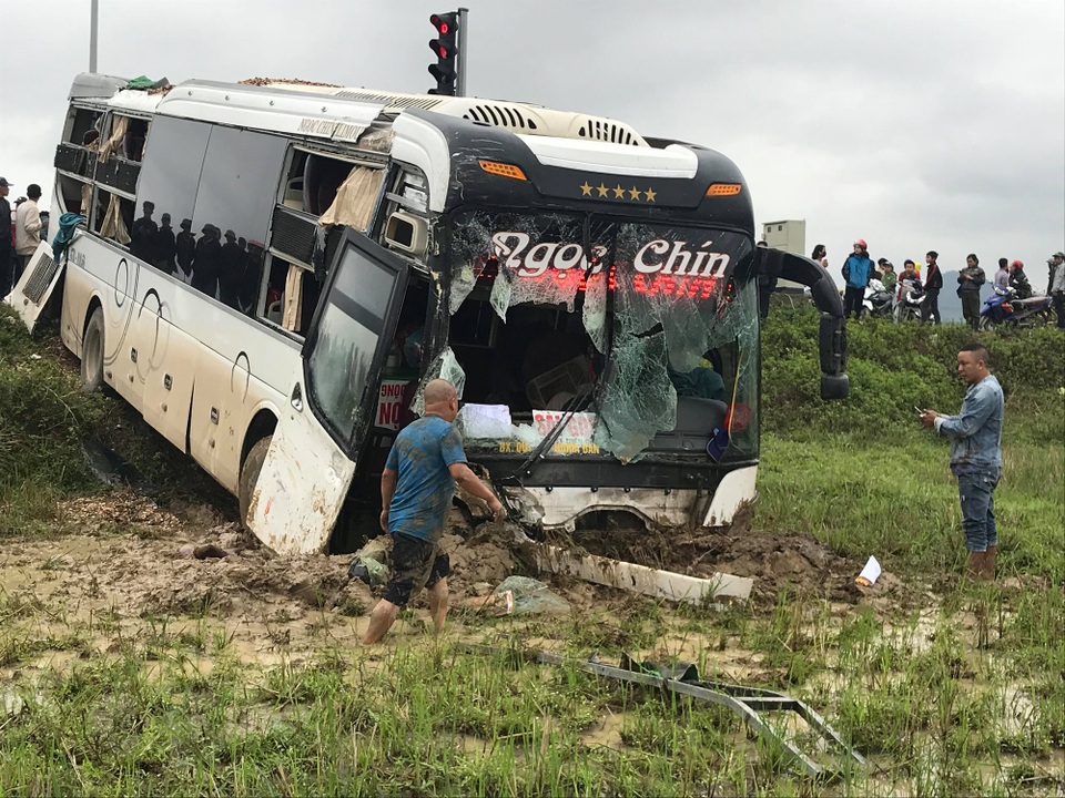 Sau va quệt xe khách Ngọc Chín BKS 37B - 018.56 lao xuống ruộng và hư hỏng nặng phần đ.