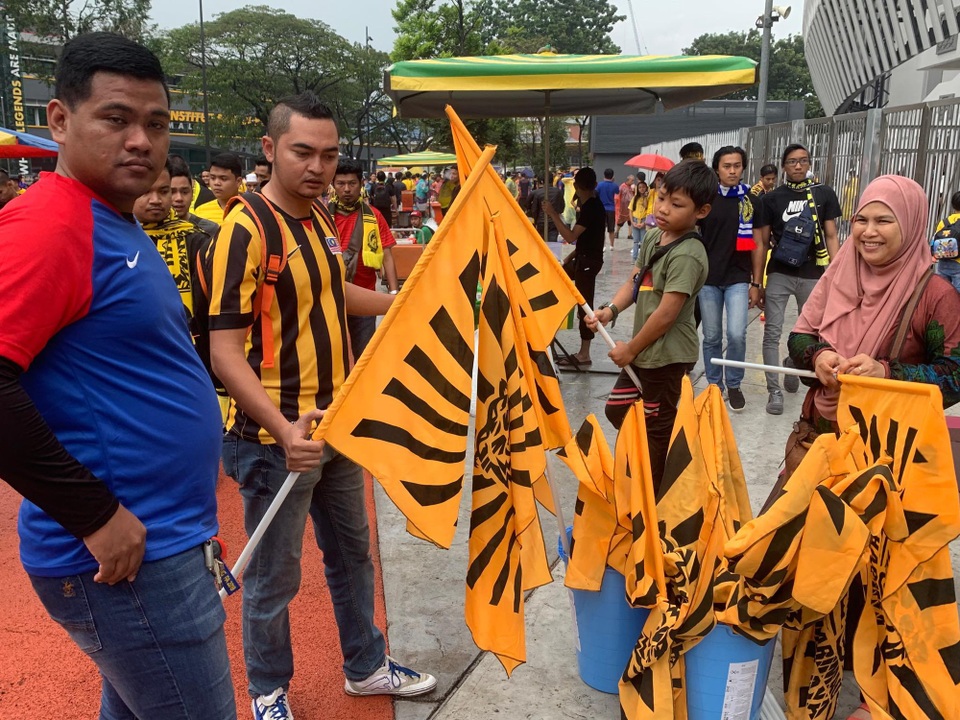 Cổ động viên Malaysia hâm nóng bầu không khí căng thẳng tại Bukit Jalil - 7