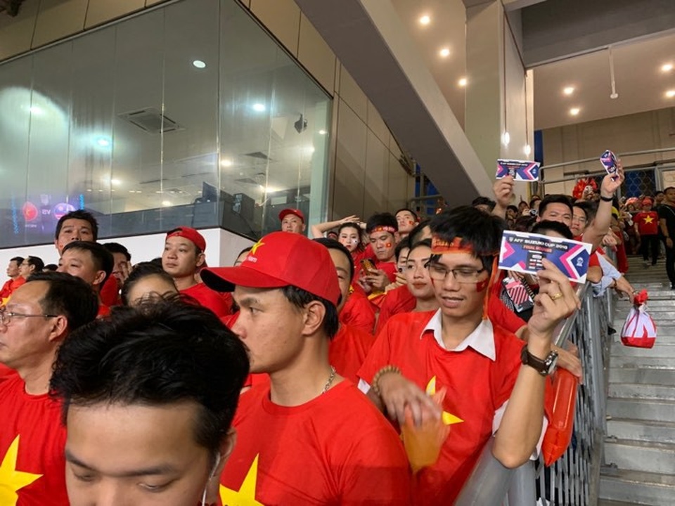 Cổ động viên Việt Nam có vé vẫn không thể vào sân Bukit Jalil - 4
Sự thất vọng thể hiện trên khuôn mặt các cầu thủ Việt Nam