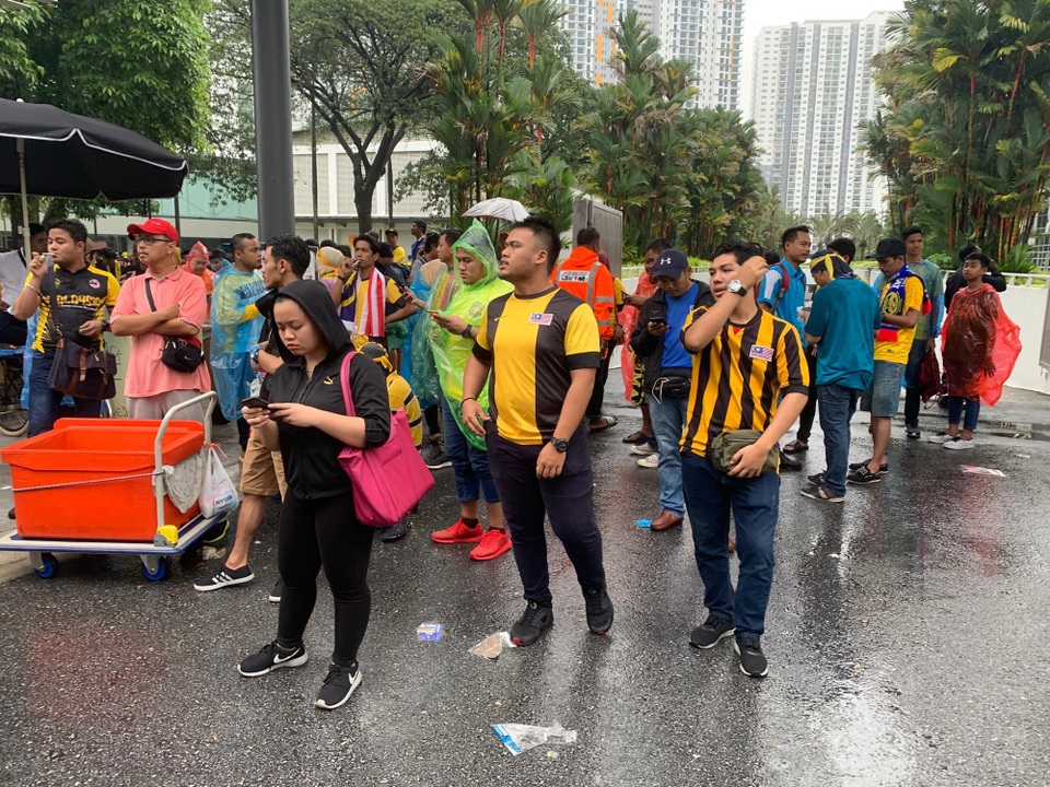 Cổ động viên Malaysia hâm nóng bầu không khí căng thẳng tại Bukit Jalil - 6