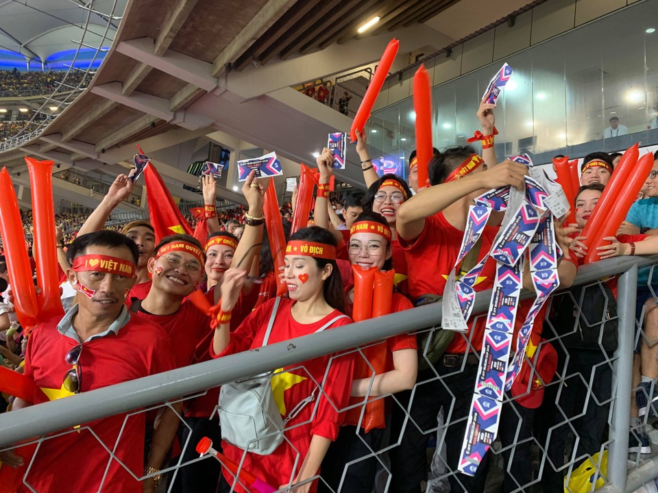 Cổ động viên Việt Nam có vé vẫn không thể vào sân Bukit Jalil - 3
Tất cả các cổ động viên Việt Nam đều có vé, nhưng không thể vào sân