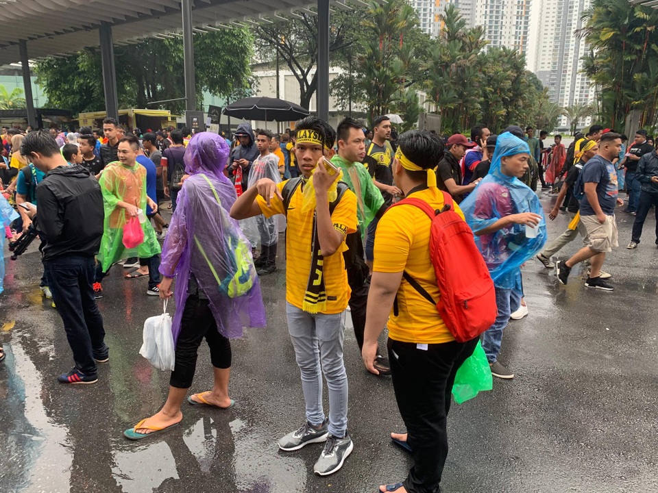 Cổ động viên Malaysia hâm nóng bầu không khí căng thẳng tại Bukit Jalil - 5