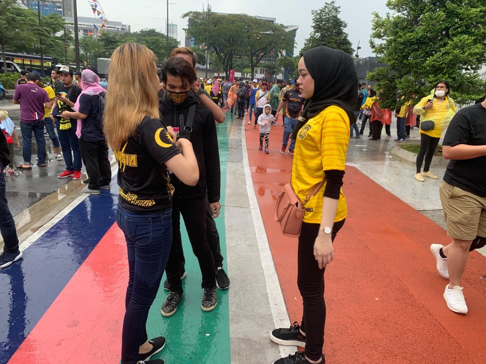 Cổ động viên Malaysia hâm nóng bầu không khí căng thẳng tại Bukit Jalil - 3