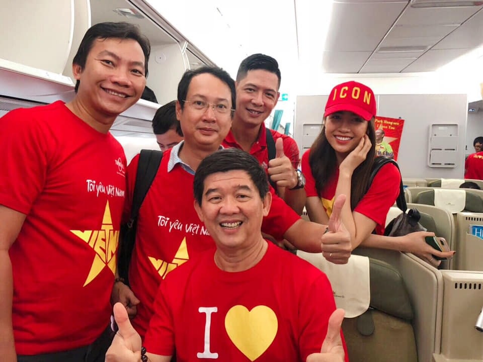 Á hậu Lệ Hằng, Bình Minh, Kiều Linh… sang Malaysia cổ vũ Đội tuyển Việt Nam - 2 Trong chuyến đi còn có diễn viên Bình Minh, anh cũng là người rất nhiệt tình với đội tuyển Việt Nam, những trận đấu quan trọng đội tuyển Việt Nam thi đấu ở nước ngoài nam diễn viên đều thu xếp thời gian tham gia.