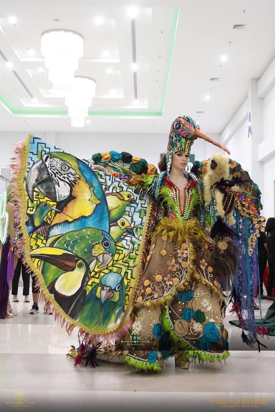 Người đẹp Bồ Đào Nha vô cùng ấn tượng với thiết kế sặc sỡ