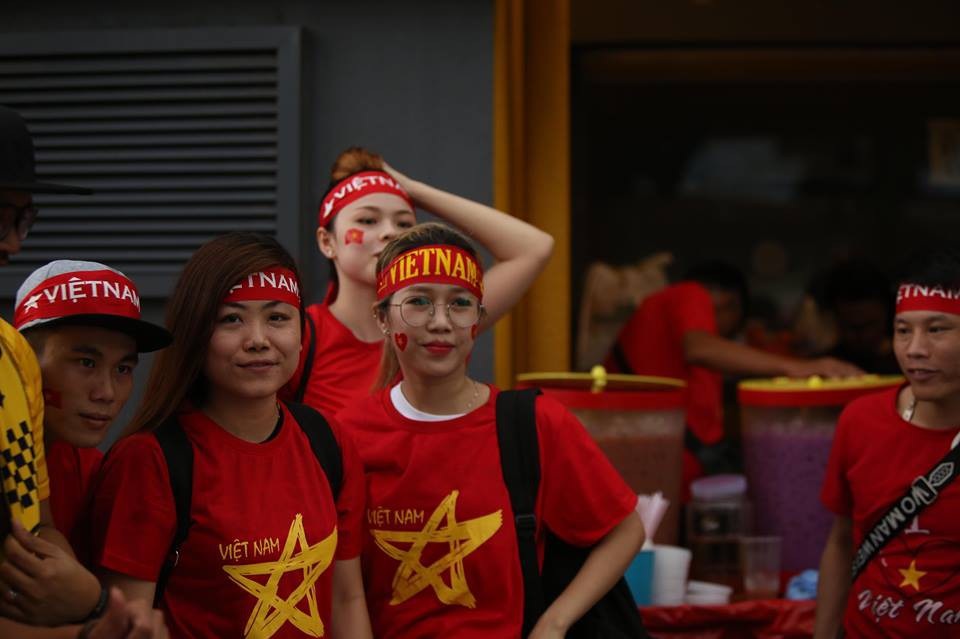 Cổ động viên Việt Nam đội mưa đến sân Bukit Jalil cổ vũ đội nhà - 5 Cổ động viên Việt Nam đội mưa đến sân Bukit Jalil cổ vũ đội nhà - 5