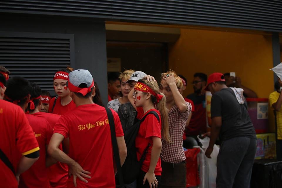 Cổ động viên Việt Nam đội mưa đến sân Bukit Jalil cổ vũ đội nhà - 4 Cổ động viên Việt Nam đội mưa đến sân Bukit Jalil cổ vũ đội nhà - 4
