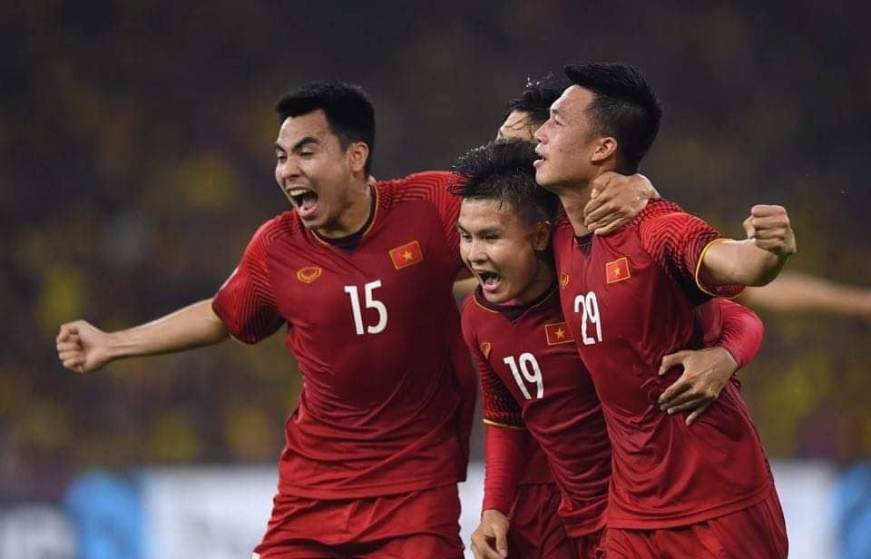 Chung kết AFF Cup 2018: “Các em đã tuyệt vời như thể thanh xuân chỉ ghé thăm một lần trong đời” - 2 Chung kết AFF Cup 2018: “Các em đã tuyệt vời như thể thanh xuân chỉ ghé thăm một lần trong đời” - 2