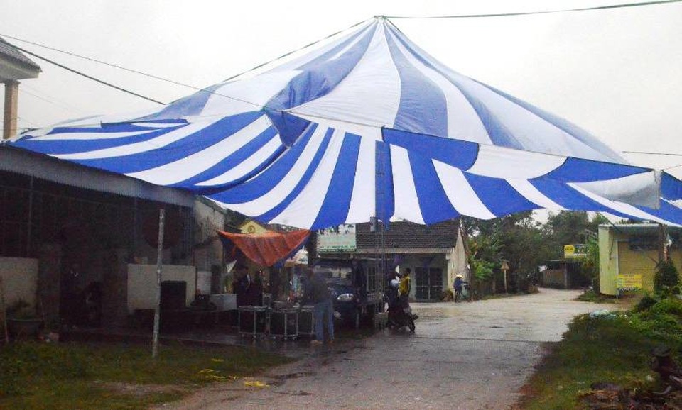 Dựng rạp, mổ lợn xem chung kết AFF cup tại nhà Văn Đức, Quang Hải - 8
Một khuôn rạp lớn đã được dựng lên để phục vụ mọi người.