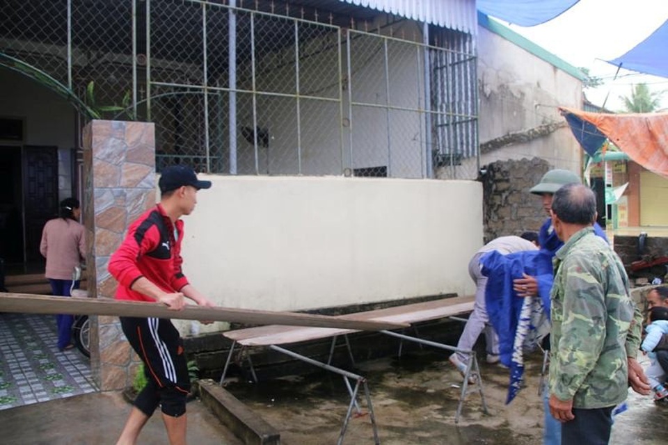 Dựng rạp, mổ lợn xem chung kết AFF cup tại nhà Văn Đức, Quang Hải - 3 Dựng rạp, mổ lợn xem chung kết AFF cup tại nhà Văn Đức, Quang Hải - 3
