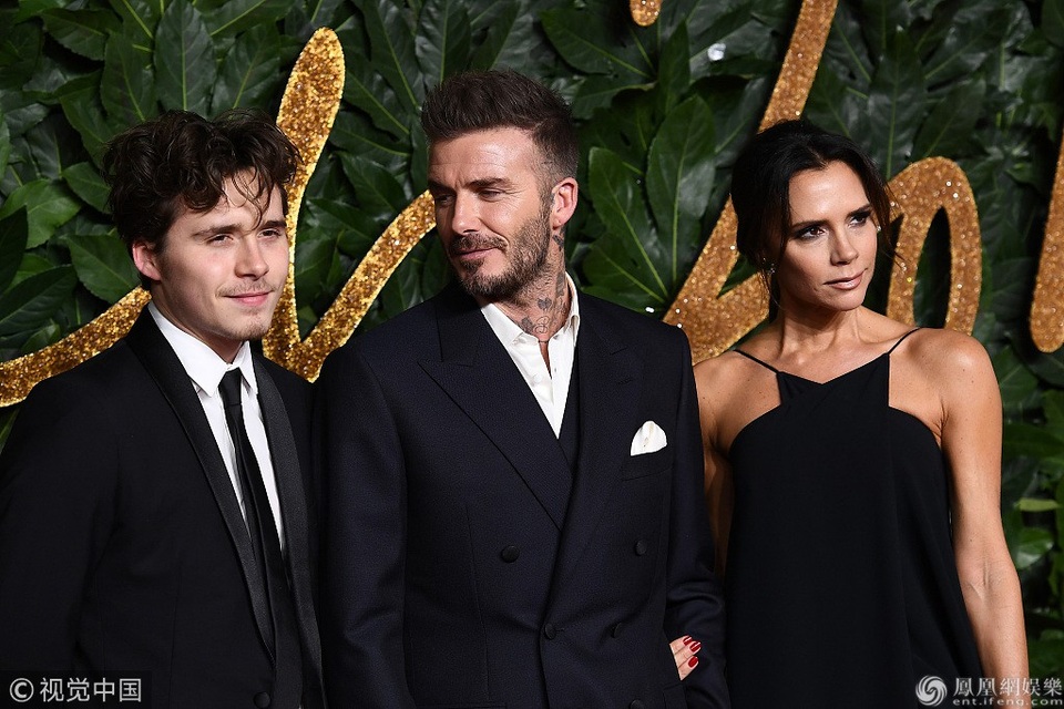 Victoria Beckham lộ vai trần gợi cảm bên “ông xã” - Ảnh 9. Victoria Beckham lộ vai trần gợi cảm bên “ông xã” - Ảnh 9.