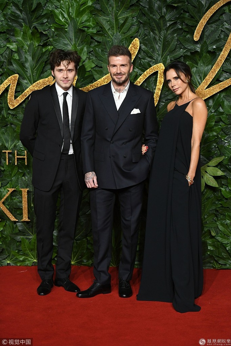 Victoria Beckham lộ vai trần gợi cảm bên “ông xã” - Ảnh 8. Victoria Beckham lộ vai trần gợi cảm bên “ông xã” - Ảnh 8.
