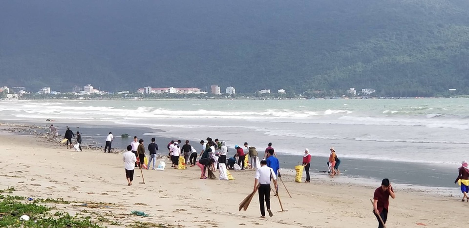 Đà Nẵng ra quân dọn rác ở bãi biển sau trận mưa lịch sử - Ảnh 1. Đà Nẵng ra quân dọn rác ở bãi biển sau trận mưa lịch sử - Ảnh 1.