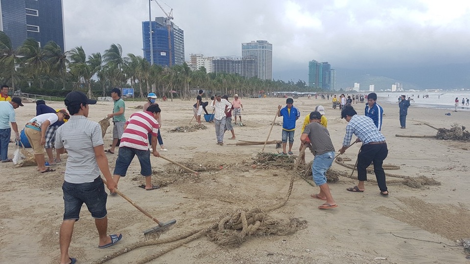 Đà Nẵng ra quân dọn rác ở bãi biển sau trận mưa lịch sử - Ảnh 3. Đà Nẵng ra quân dọn rác ở bãi biển sau trận mưa lịch sử - Ảnh 3.