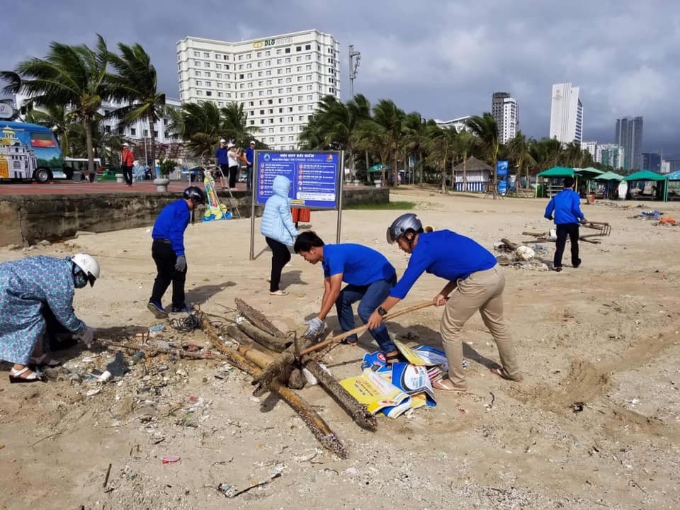 Đà Nẵng ra quân dọn rác ở bãi biển sau trận mưa lịch sử - Ảnh 2. Đà Nẵng ra quân dọn rác ở bãi biển sau trận mưa lịch sử - Ảnh 2.
