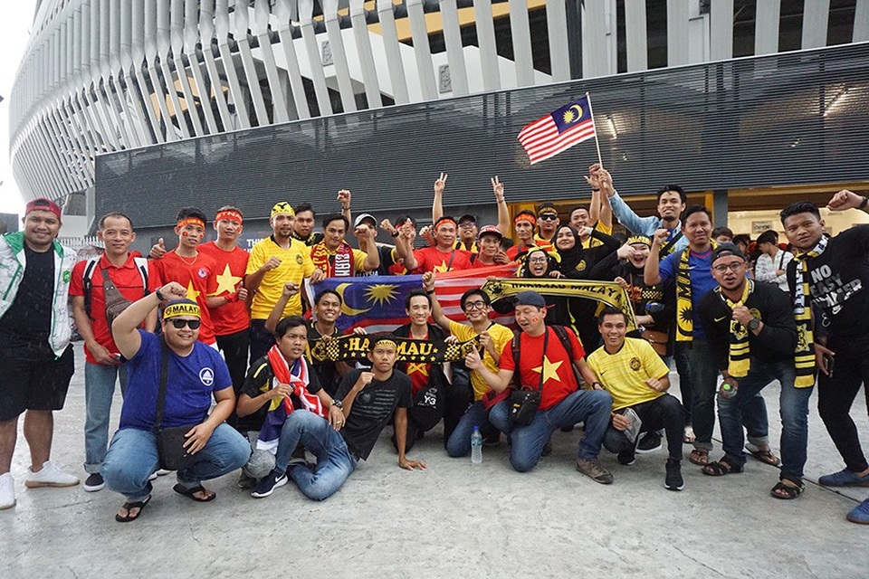 
CĐV Việt Nam và CĐV chủ nhà cùng chụp ảnh trước SVĐ Bukit Jalil
