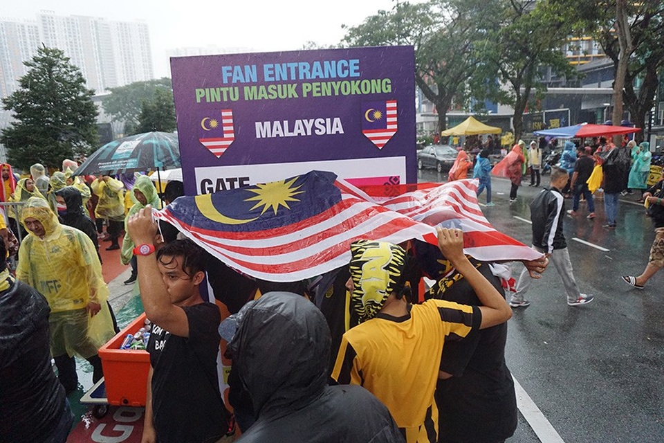 
Bất chấp cơn mưa nặng hạt, hàng ngàn CĐV Malaysia đổ về SVĐ Bukit Jalil từ khá sớm
