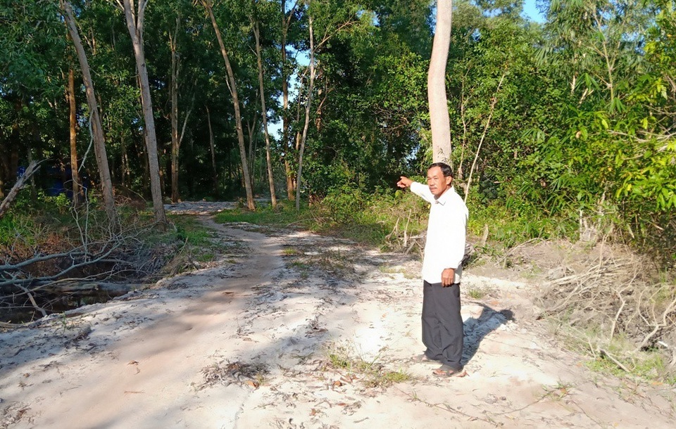 Kiên Giang: Đất đang tranh chấp, huyện Phú Quốc vẫn cấp sổ đỏ! - 4 Mặc dù vụ việc tranh chấp đất giữa ông và bà Phượng tòa án huyện Phú Quốc đang thụ lí nhưng thời gian gần đây một nhóm người ngang nhiên chặt phá cây, mở tuyến đường đi xuống biển