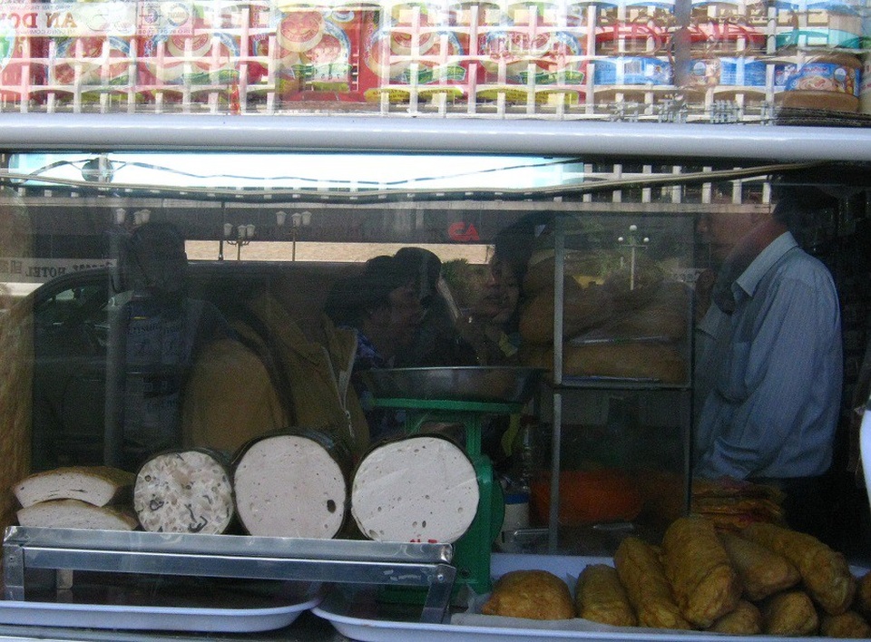 Thực phẩm “ngậm” hàn the, nỗi lo mùa lễ tết - 1 Các mặt hàng giò chả trong dịp tết là nhóm nguy cơ bị sử dụng hàn the ở mức cao