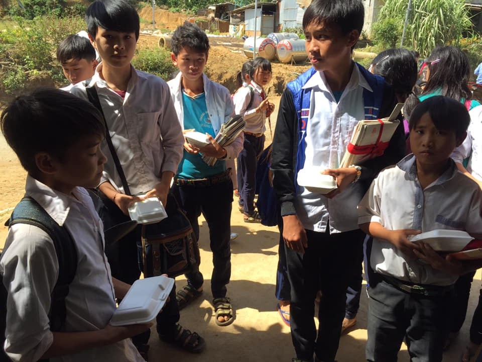Học sinh vùng cao cảm ơn độc giả báo Dân trí vì bữa cơm trưa có thịt cá - 2 Bắt đầu từ ngày 10/12, học sinh xã Quảng Hòa sẽ được nhận cơm, được nấu từ số tiền các độc giả ủng hộ