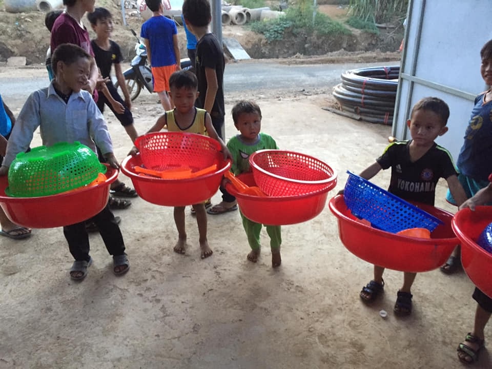 Học sinh vùng cao cảm ơn độc giả báo Dân trí vì bữa cơm trưa có thịt cá - 3 Nhiều đồ dùng sinh hoạt, học tập cũng được gửi tặng học sinh hai trường của xã Quảng Hòa