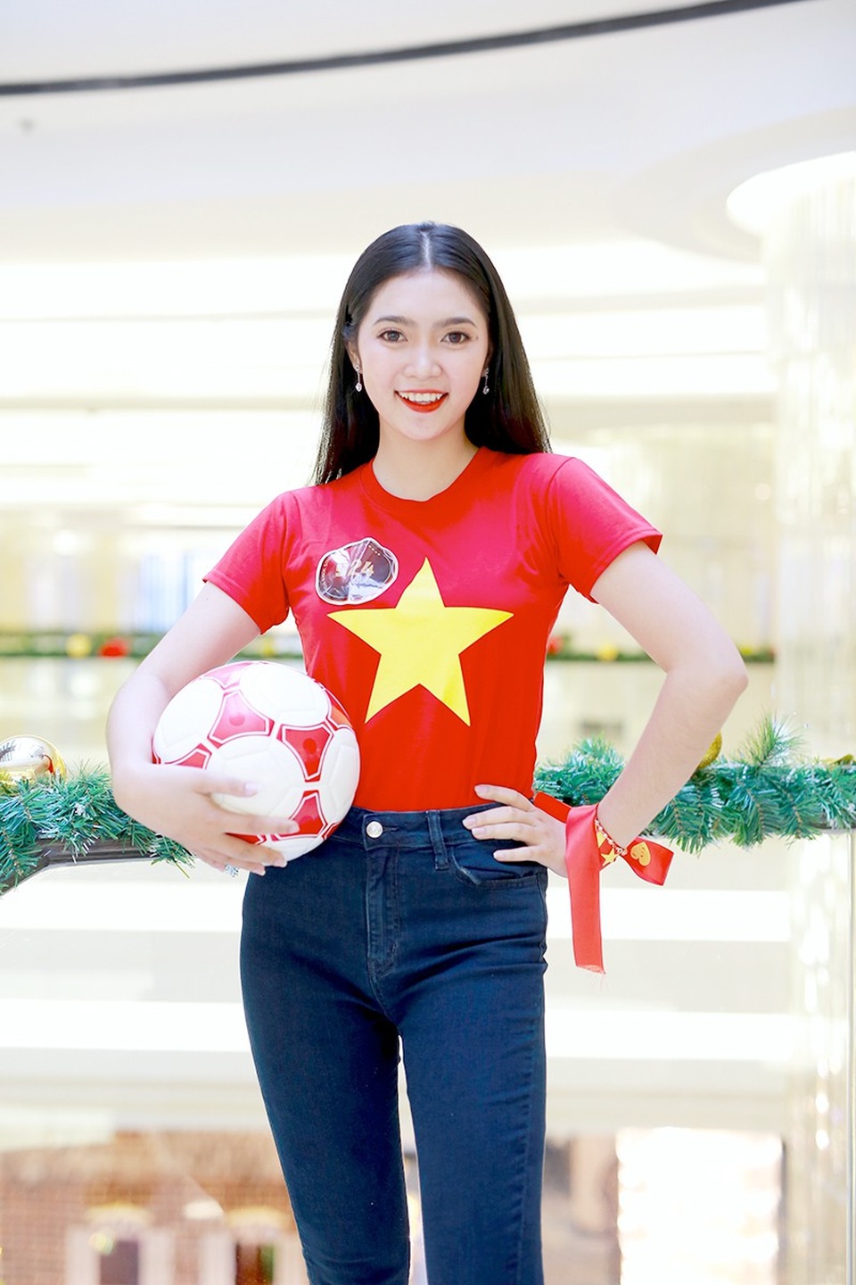 Dàn thí sinh Hoa khôi sinh viên Việt Nam 2018 rạng rỡ cổ vũ ĐT Việt Nam - 10 Dàn thí sinh Hoa khôi sinh viên Việt Nam 2018 rạng rỡ cổ vũ ĐT Việt Nam - 10