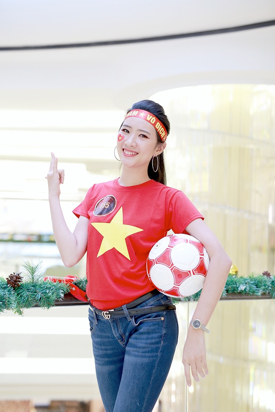 Dàn thí sinh Hoa khôi sinh viên Việt Nam 2018 rạng rỡ cổ vũ ĐT Việt Nam - 11 Dàn thí sinh Hoa khôi sinh viên Việt Nam 2018 rạng rỡ cổ vũ ĐT Việt Nam - 11