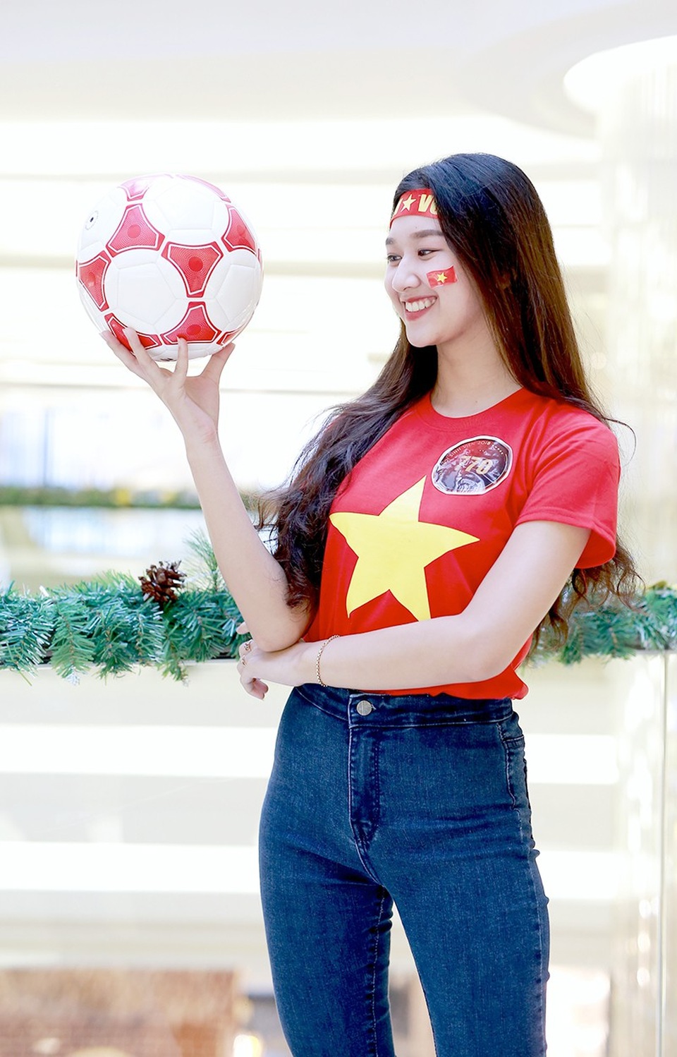 Dàn thí sinh Hoa khôi sinh viên Việt Nam 2018 rạng rỡ cổ vũ ĐT Việt Nam - 12 Dàn thí sinh Hoa khôi sinh viên Việt Nam 2018 rạng rỡ cổ vũ ĐT Việt Nam - 12