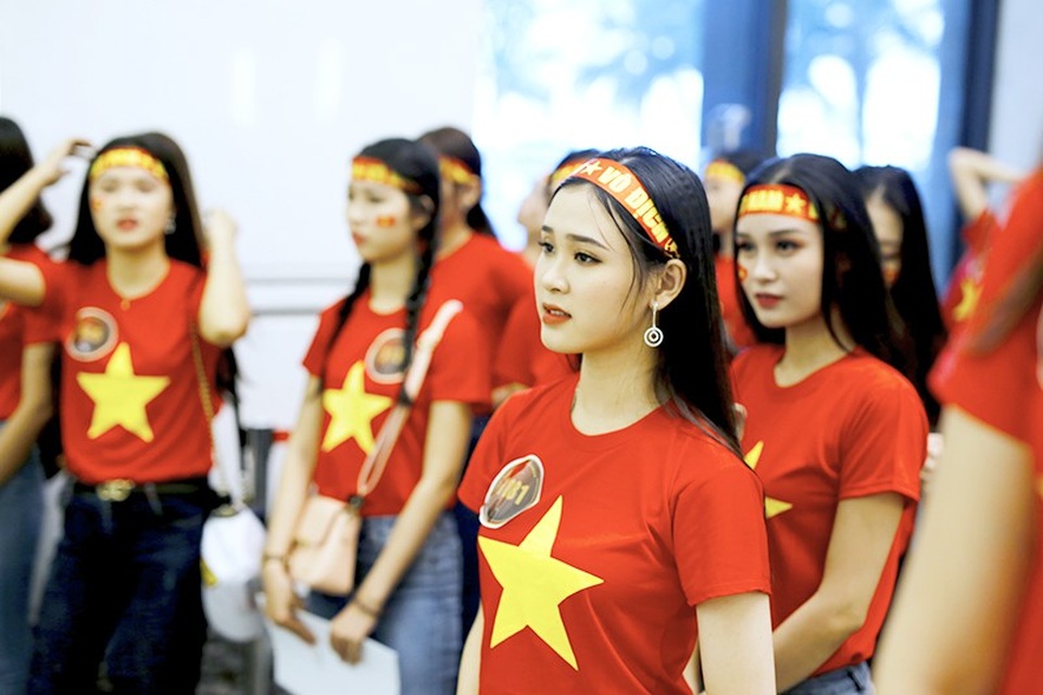 Dàn thí sinh Hoa khôi sinh viên Việt Nam 2018 rạng rỡ cổ vũ ĐT Việt Nam - 2
Cuộc thi góp phần tôn vinh vẻ đẹp, trí tuệ, tài năng của các bạn nữ sinh viên Việt Nam; tạo sân chơi bổ ích, hấp dẫn để các nữ sinh viên thể hiện phong cách sống năng động, hiện đại trẻ trung nhưng vẫn giữ được nét thanh lịch, duyên dáng, nhân ái truyền thống vốn có của người phụ nữ Việt Nam.