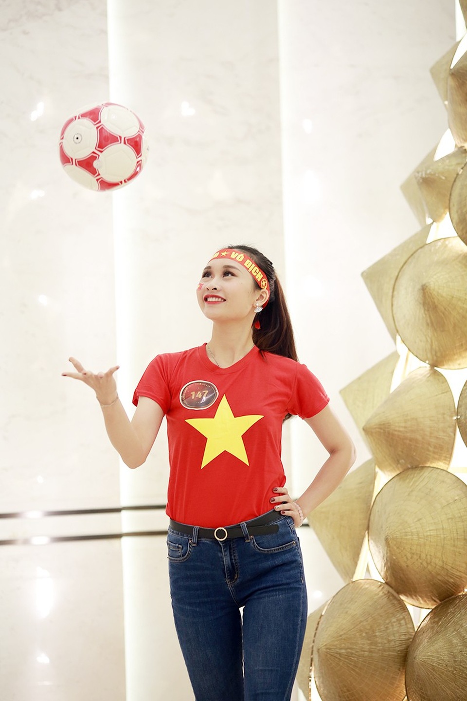 Dàn thí sinh Hoa khôi sinh viên Việt Nam 2018 rạng rỡ cổ vũ ĐT Việt Nam - 4
Đêm Chung kết xếp hạng và trao giải sẽ được tổ chức tại Nhà hát Trưng Vương (TP.Đà Nẵng) vào lúc 20h00 ngày 16/12/2018.