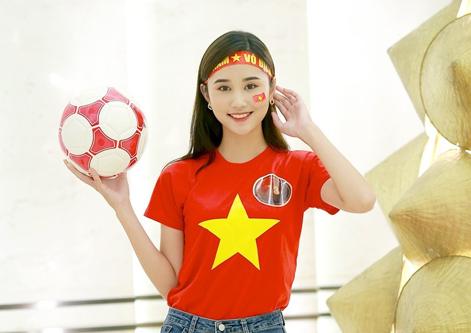Dàn thí sinh Hoa khôi sinh viên Việt Nam 2018 rạng rỡ cổ vũ ĐT Việt Nam - 7
Hoa khôi ĐH Kinh tế Kỹ thuật Công nghiệp Nguyễn Thùy Trang luôn rạng rỡ, xinh đẹp