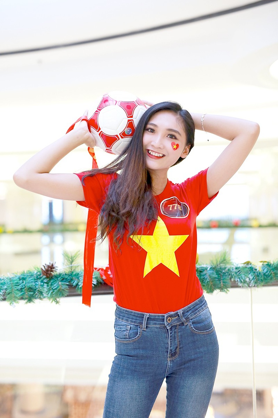 Dàn thí sinh Hoa khôi sinh viên Việt Nam 2018 rạng rỡ cổ vũ ĐT Việt Nam - 8
Các cô gái thoải mái thể hiện tình yêu cuồng nhiệt với trái bóng tròn