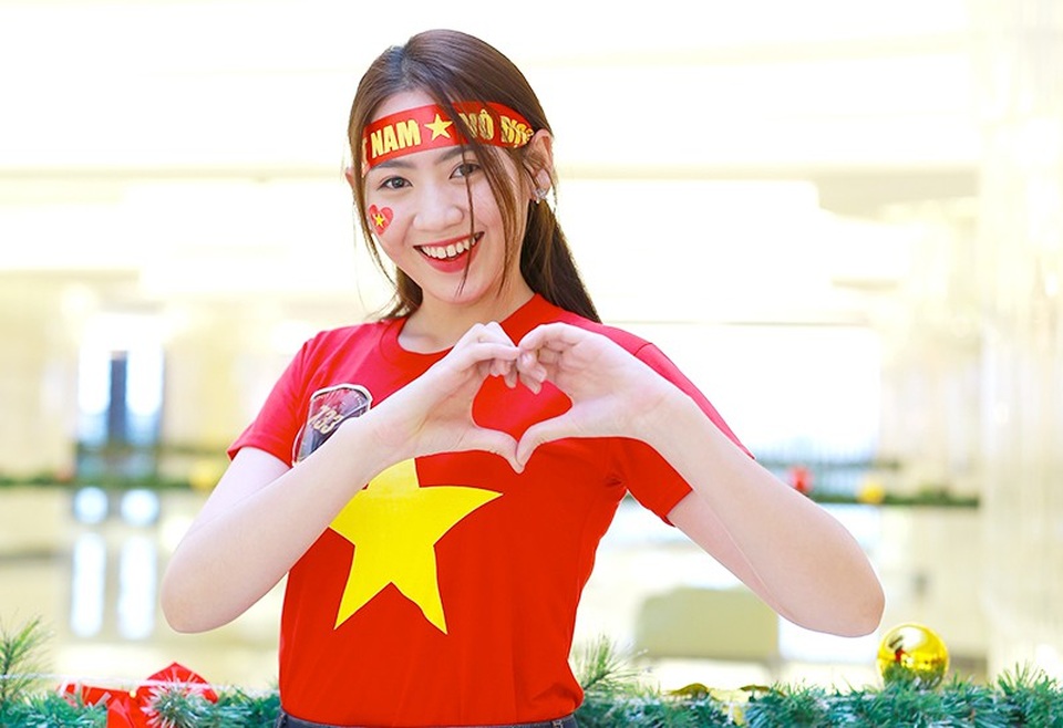 Dàn thí sinh Hoa khôi sinh viên Việt Nam 2018 rạng rỡ cổ vũ ĐT Việt Nam - 9
“Bắn tim” gửi tình cảm chân thành tới các tuyển thủ quốc gia