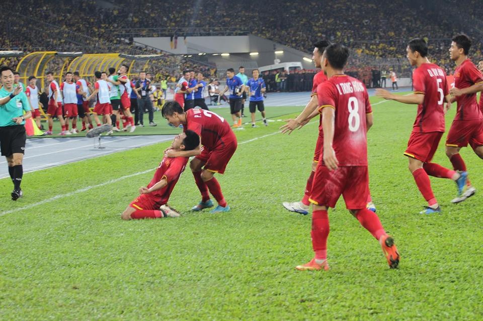 Malaysia 2-2 Việt Nam: Đáng tiếc chỉ có thể hòa - 10
Đức Huy (trái) và các cầu thủ Việt Nam ăn mừng bàn thắng thứ hai