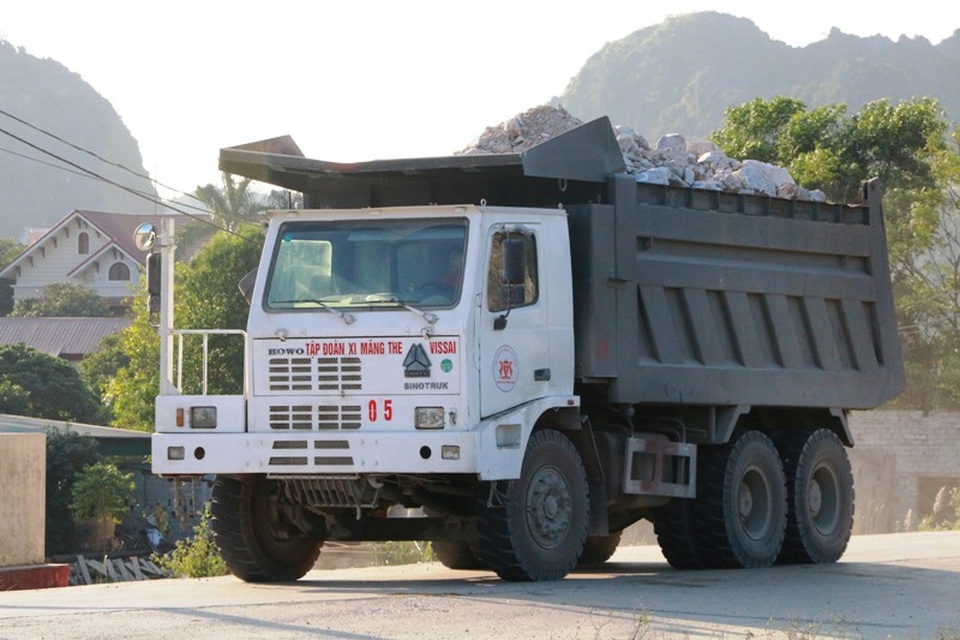 Ninh Bình: Đoàn xe “siêu tải” lao vun vút trên đường khiến người dân… khiếp sợ! - 10