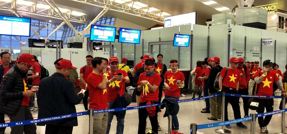Hàng ngàn CĐV mang biển cờ đỏ sao vàng sang Malaysia cổ vũ tuyển Việt Nam - Ảnh 1. Hàng ngàn CĐV mang biển cờ đỏ sao vàng sang Malaysia cổ vũ tuyển Việt Nam - Ảnh 1.