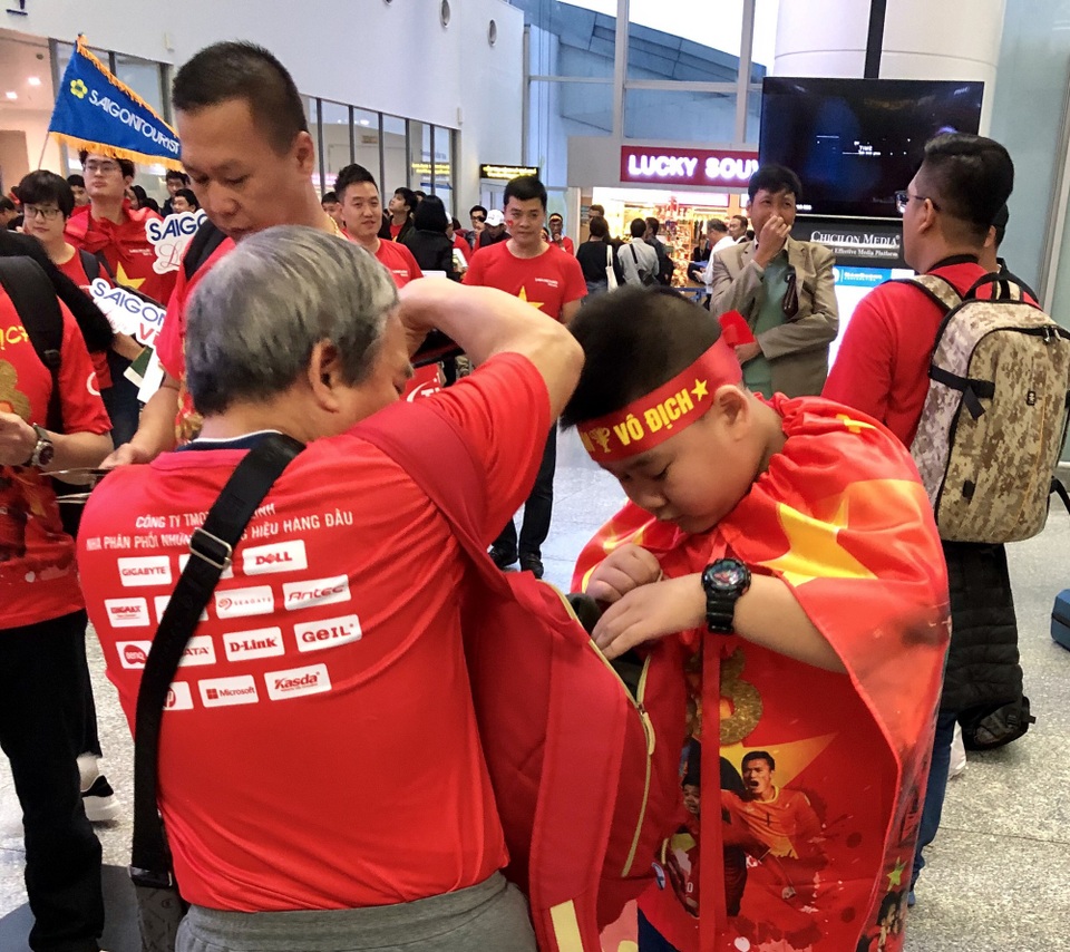 Hàng ngàn CĐV mang biển cờ đỏ sao vàng sang Malaysia cổ vũ tuyển Việt Nam - Ảnh 2. Hàng ngàn CĐV mang biển cờ đỏ sao vàng sang Malaysia cổ vũ tuyển Việt Nam - Ảnh 2.