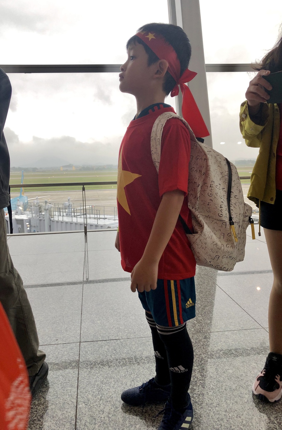 Hàng ngàn CĐV mang biển cờ đỏ sao vàng sang Malaysia cổ vũ tuyển Việt Nam - Ảnh 4. Hàng ngàn CĐV mang biển cờ đỏ sao vàng sang Malaysia cổ vũ tuyển Việt Nam - Ảnh 4.