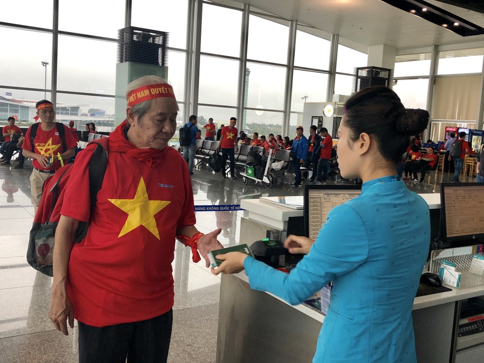Hàng ngàn CĐV mang biển cờ đỏ sao vàng sang Malaysia cổ vũ tuyển Việt Nam - Ảnh 5. Hàng ngàn CĐV mang biển cờ đỏ sao vàng sang Malaysia cổ vũ tuyển Việt Nam - Ảnh 5.
