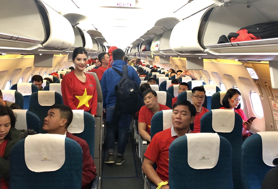 Hàng ngàn CĐV mang biển cờ đỏ sao vàng sang Malaysia cổ vũ tuyển Việt Nam - Ảnh 7. Hàng ngàn CĐV mang biển cờ đỏ sao vàng sang Malaysia cổ vũ tuyển Việt Nam - Ảnh 7.