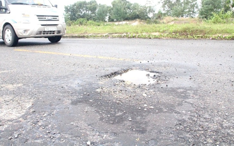 Đường nghìn tỉ xuất hiện nhiều gổ gà sau trận mưa lịch sử - 2 Ổ gà xuất hiện trên đường 129