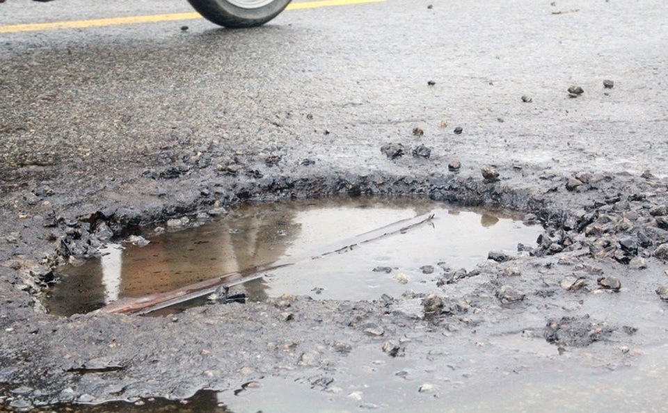 Đường nghìn tỉ xuất hiện nhiều gổ gà sau trận mưa lịch sử - 4 Hàng chục ổ gà trên tuyến đường