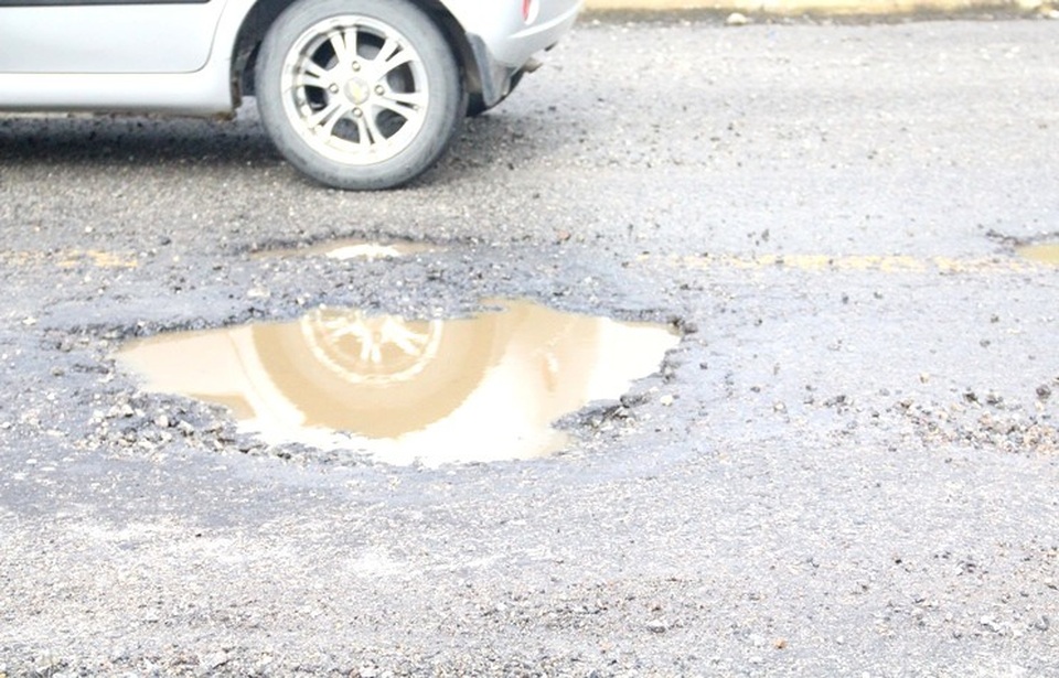 Đường nghìn tỉ xuất hiện nhiều gổ gà sau trận mưa lịch sử - 1 Đường nghìn tỉ xuất hiện nhiều gổ gà sau trận mưa lịch sử - 1