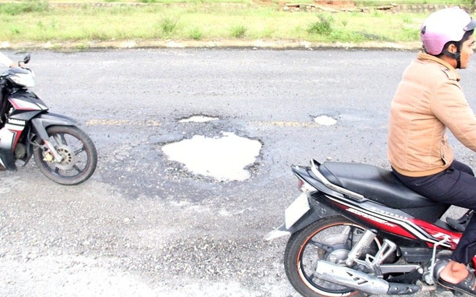 Đường nghìn tỉ xuất hiện nhiều gổ gà sau trận mưa lịch sử - 6 Những ổ gà rất nguy hiểm cho người tham gia giao thông