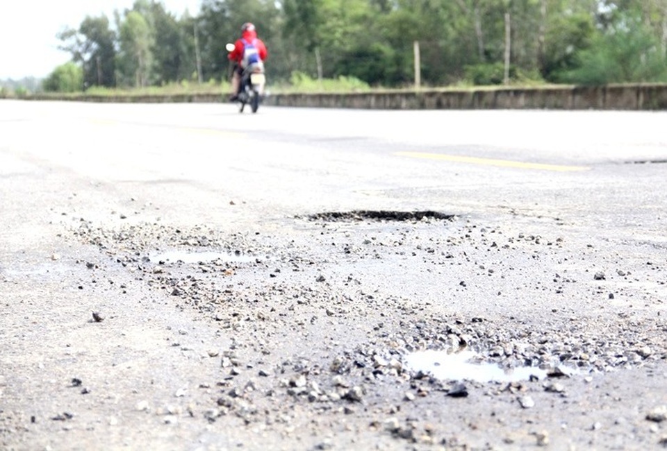 Đường nghìn tỉ xuất hiện nhiều gổ gà sau trận mưa lịch sử - 5 Đường nghìn tỉ xuất hiện nhiều gổ gà sau trận mưa lịch sử - 5