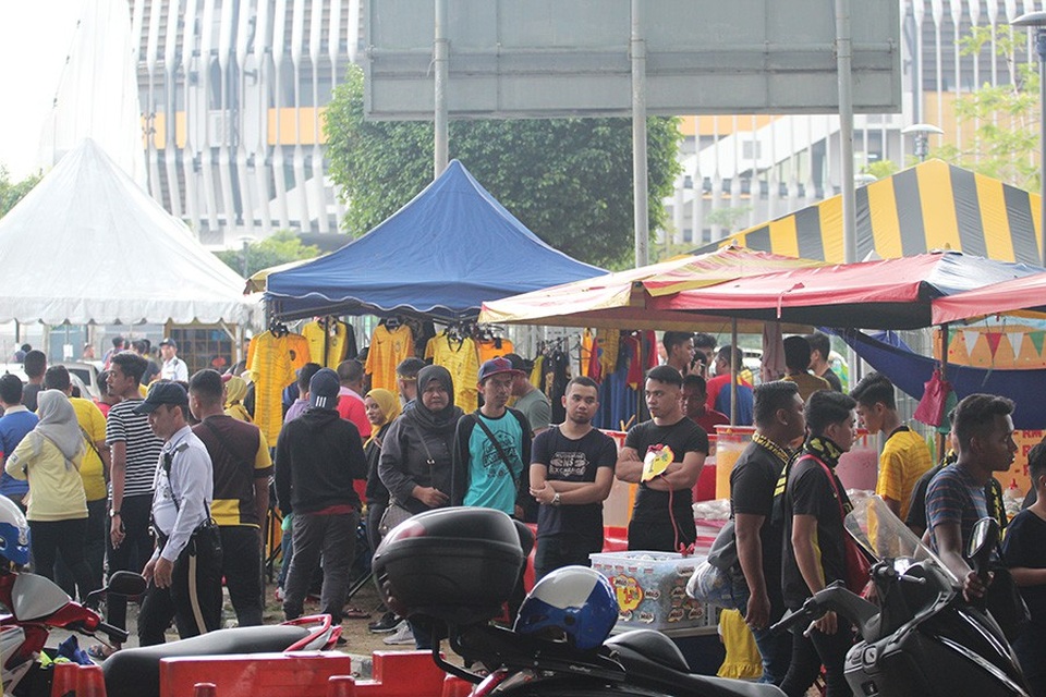 Cổ động viên Malaysia hâm nóng bầu không khí căng thẳng tại Bukit Jalil - 10