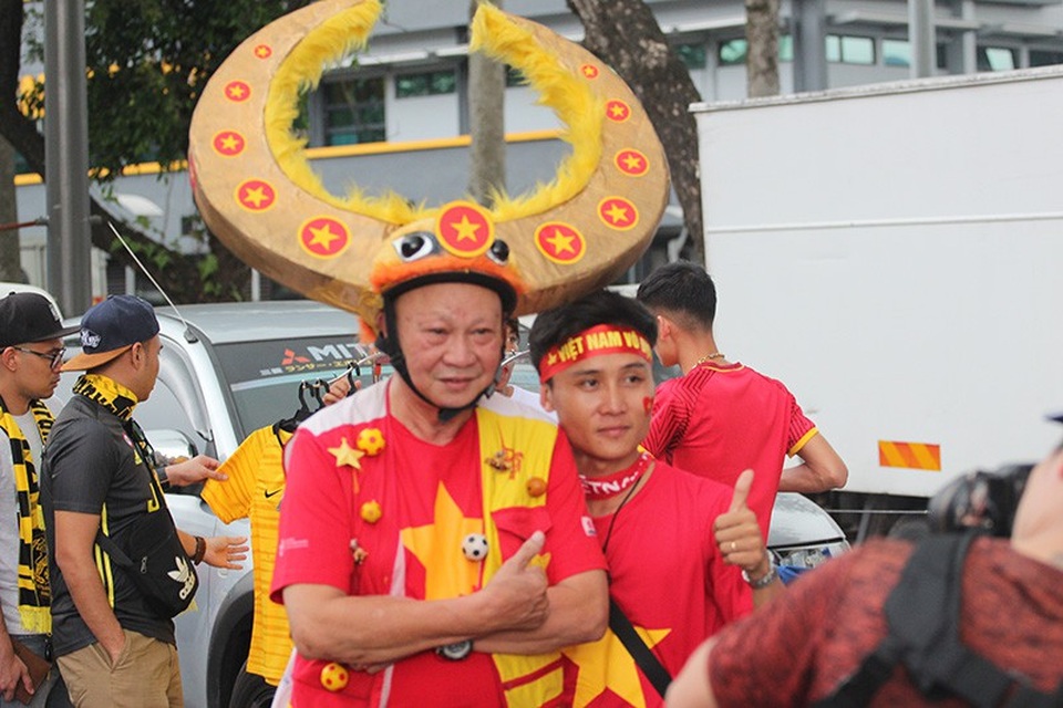 Cổ động viên Việt Nam đội mưa đến sân Bukit Jalil cổ vũ đội nhà - 6 Cổ động viên Việt Nam đội mưa đến sân Bukit Jalil cổ vũ đội nhà - 6