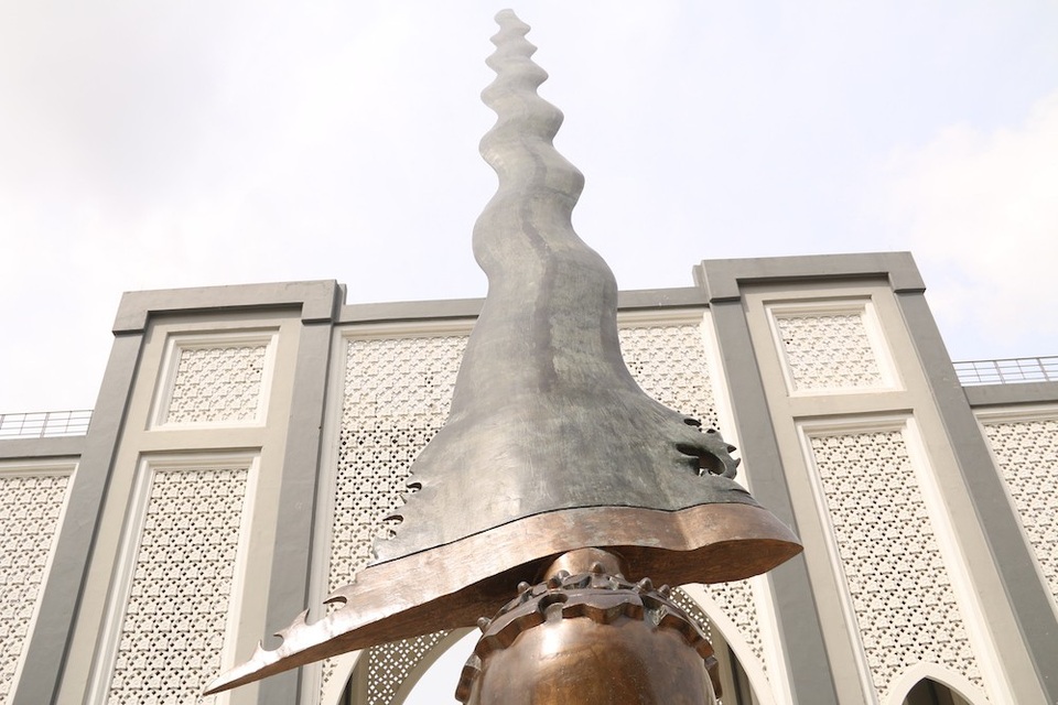 Chuyện ít người biết về cây kiếm khổng lồ trước cổng sân vận động Bukit Jalil - 1
Keris được lấy ý tưởng từ một vũ khí của môn Pencak Silat, một trong những môn truyền thống và phổ biến ở Malaysia. Pencak Silat vốn là điểm chung giữa người Malaysia và Indonesia trước đây và Keris đã được lựa chọn theo ý tưởng như vậy