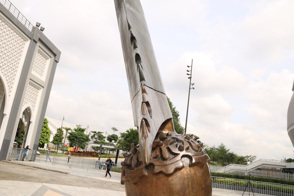 Chuyện ít người biết về cây kiếm khổng lồ trước cổng sân vận động Bukit Jalil - 4 Chuyện ít người biết về cây kiếm khổng lồ trước cổng sân vận động Bukit Jalil - 4