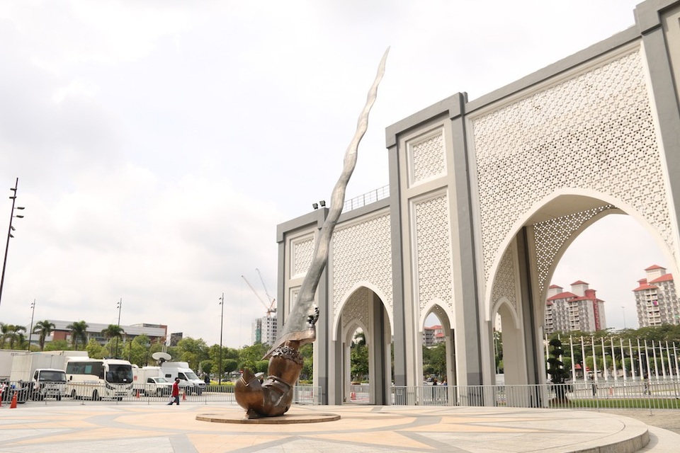 Chuyện ít người biết về cây kiếm khổng lồ trước cổng sân vận động Bukit Jalil - 7
Không chỉ là vật tô điểm cho kiến trúc hoành tráng của sân vận động Bukit Jalil, Keris còn được xây dựng mang ý nghĩa phong thủy tại sân vận động này.
Trên thực tế, với sức chưa lên tới gần 90 nghìn chỗ ngồi, Bukit Jalil đã từ lâu trở thành nỗi ám ảnh khôn nguôi với những đối thủ yếu bóng vía khi làm khách tại đây.